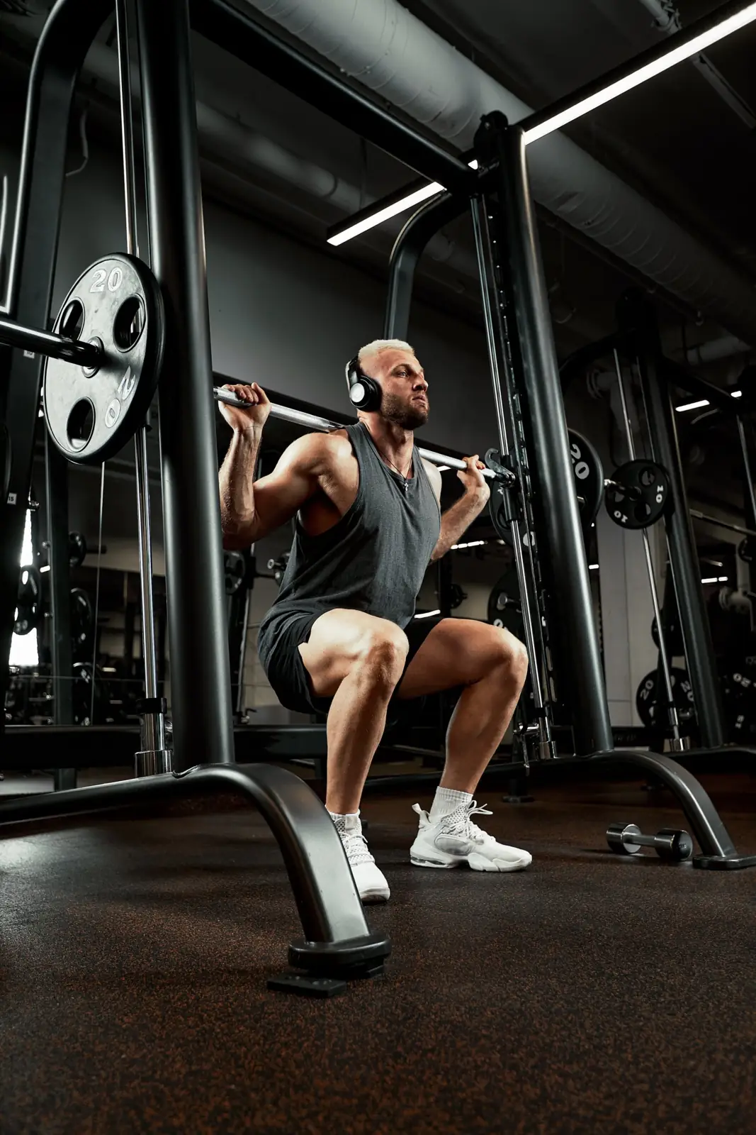 Agachamento no Smith com anilhas de 20 kg